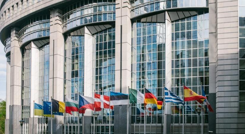 “Egy bukásra ítélt rezsim kapaszkodik a hatalomba” – Az Európai Parlamentben vitáztak az átláthatóságinak nevezett törvényről
