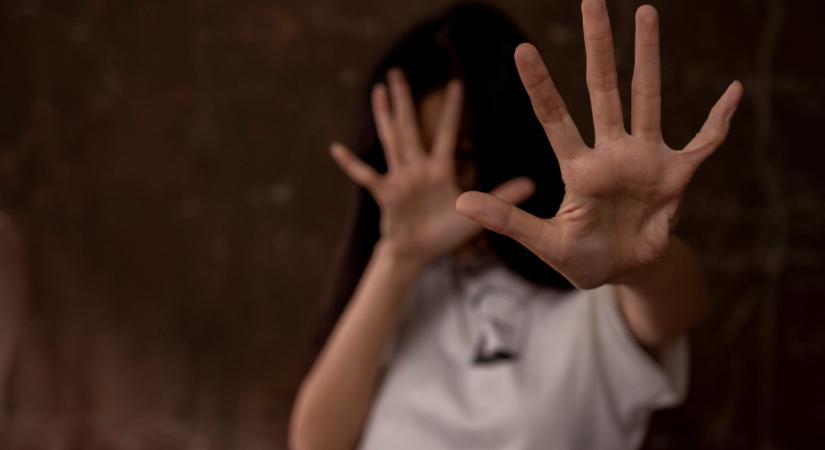 Sorra kerülnek elő a tiltott felvételek: ennyi gyermek szenvedett szexuális zaklatástól eddig