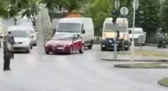 Szirénázó mentőautót is megállítottak a türk delegáció miatt
