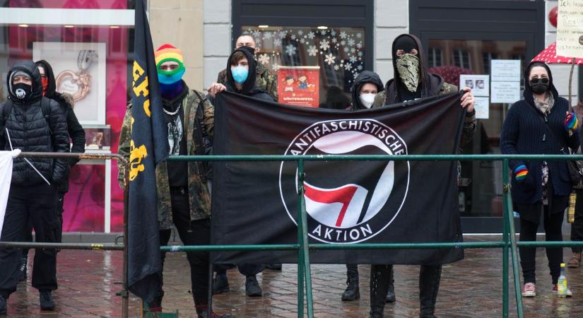 Antifa támadók miatt kellett menekülnie a Hír TV stábjának (videó)