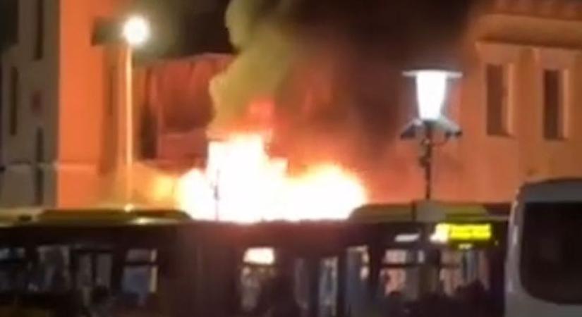 Kigyulladt egy busz Győrben - döbbenetes videó a tűzről