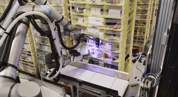 Itt az emberi munkaerő valódi kihívója - az Amazon új robotja nemcsak lát, de érez is