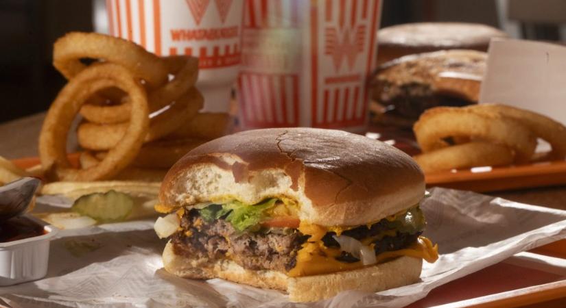Közel egymillió dollára perel egy férfi egy gyorsétteremláncot, mert hagyma volt a hamburgerében