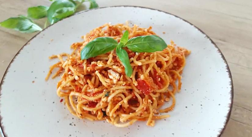 Kolléganőnk fetás-paradicsomos egytálas spagettit dobott össze