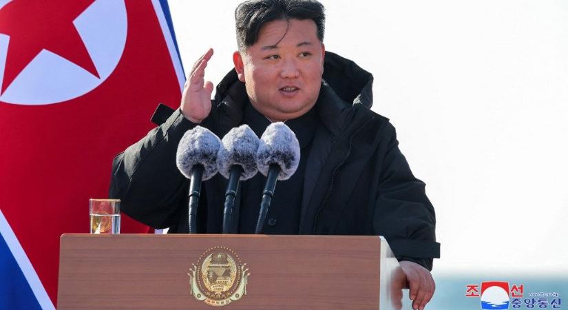 Kim Dzsongun szeme láttára dőlt vízbe az új észak-koreai romboló