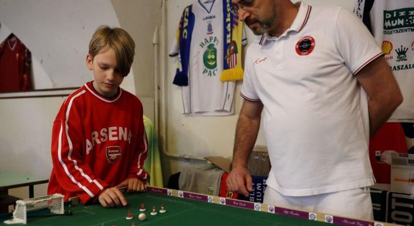 Még él a gombfoci - Retro játékban remekelt a soproni licista diák