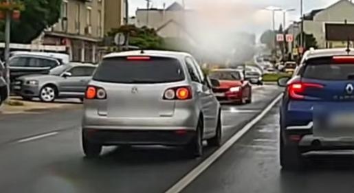 Dúvadként hajtott át egy autós Érden, nem érdekelte más a forgalomban – videó