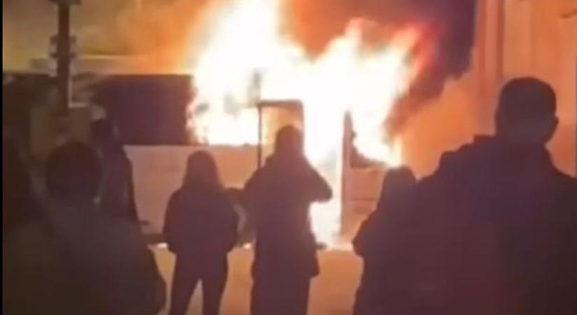 Hatalmas lángokkal égett egy autóbusz