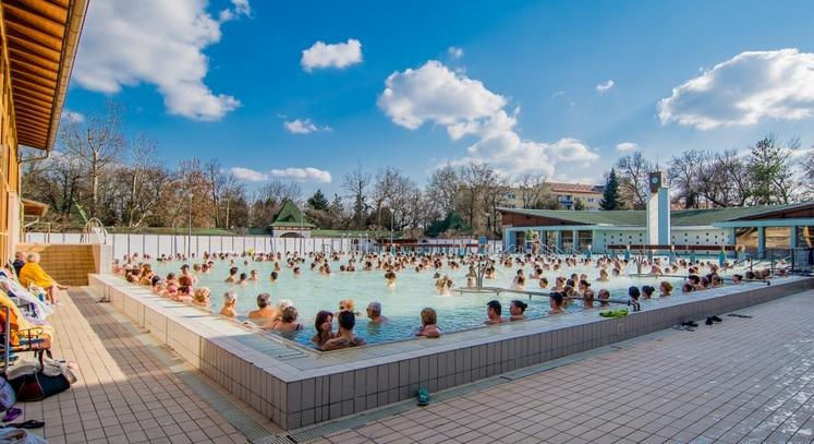 Beindult a nyár Harkányban! Már csobbanhatunk, kinyitott a strand