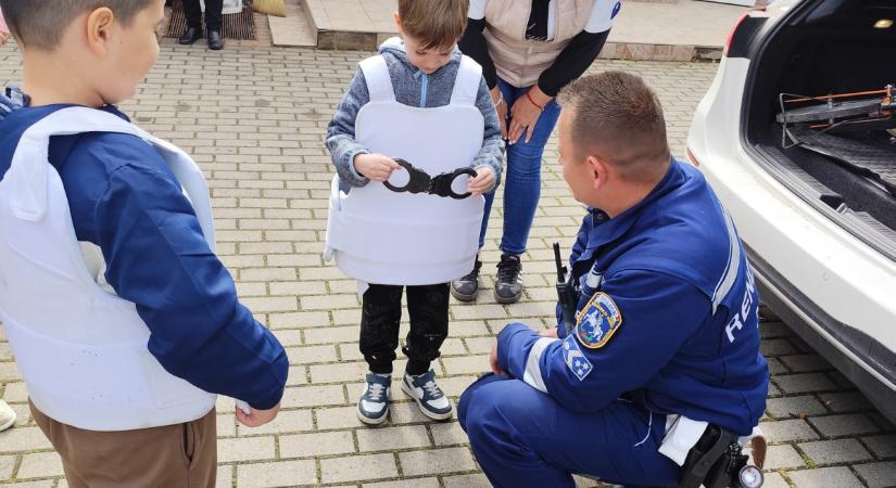 Rendőrökkel találkozhattak a berettyóújfalui óvodások