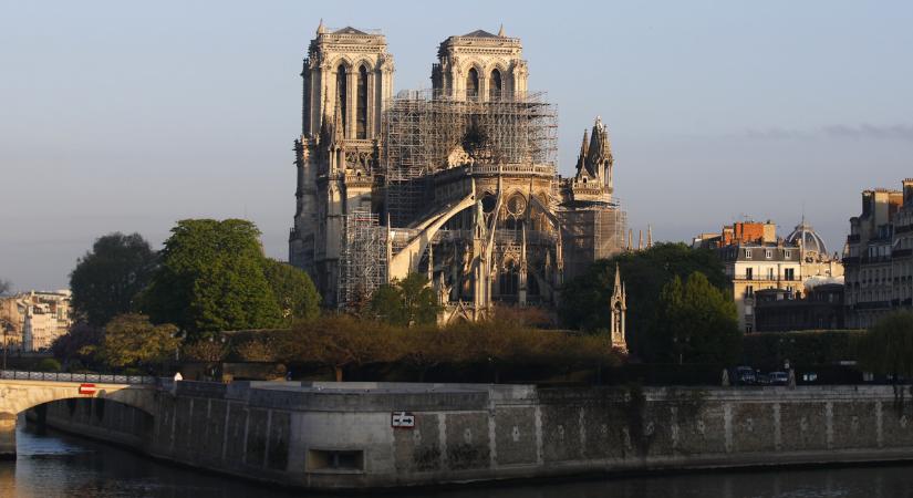 Veszélyes beavatkozás kezdődik a Notre-Dame-nál