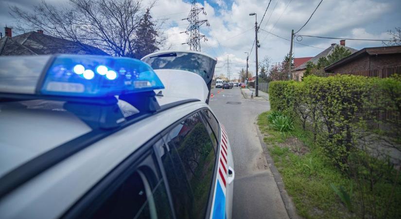 Árokba hajtott egy autó Nagyhegyesnél, mentő is a helyszínen!