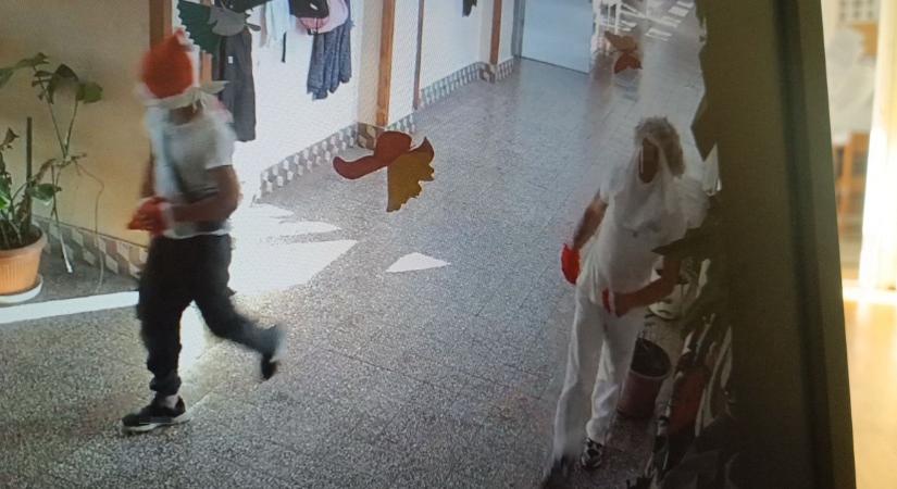 Ilyet még nem látott! A tavaszi Mikulás és segédje tört be egy iskolába Tiszapüspökiben