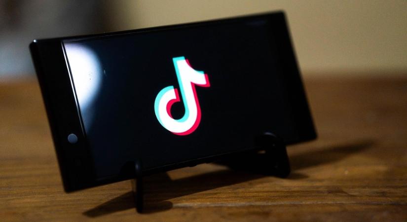 Facebook, TikTok, mesterséges intelligencia – Lehet ezt még élvezni? (Spoiler: igen!)