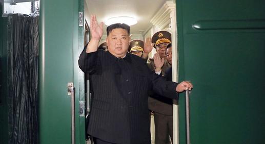 Kim Dzsongun ünnepélyesen fel akart avatni egy ötezer tonnás hadihajót, de felborult, amint vízre bocsátották
