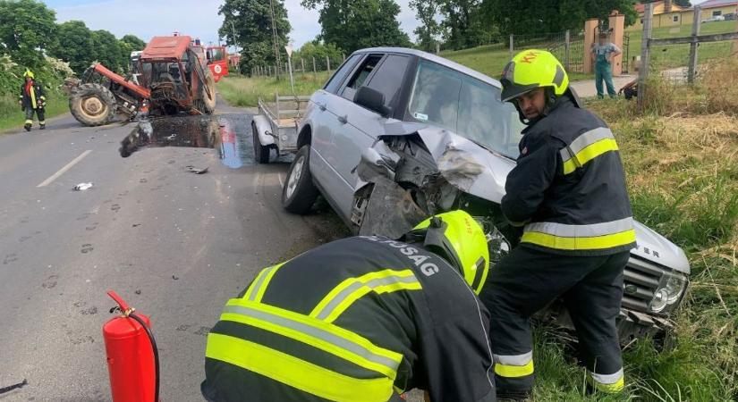 Prémium terepjáró csapódott a traktornak, képeken a súlyos karambol