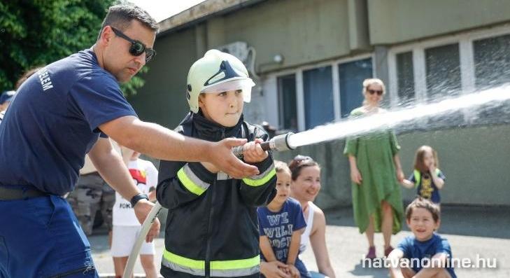 Egy remek gyermeknapi program a tűzoltóknál 
