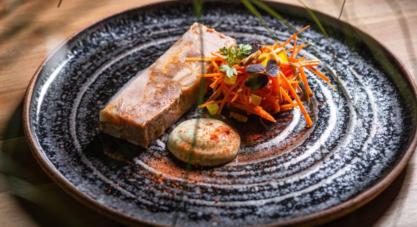 Csülöksajt, wasabi majonézzel, citrusos répával, mandulával