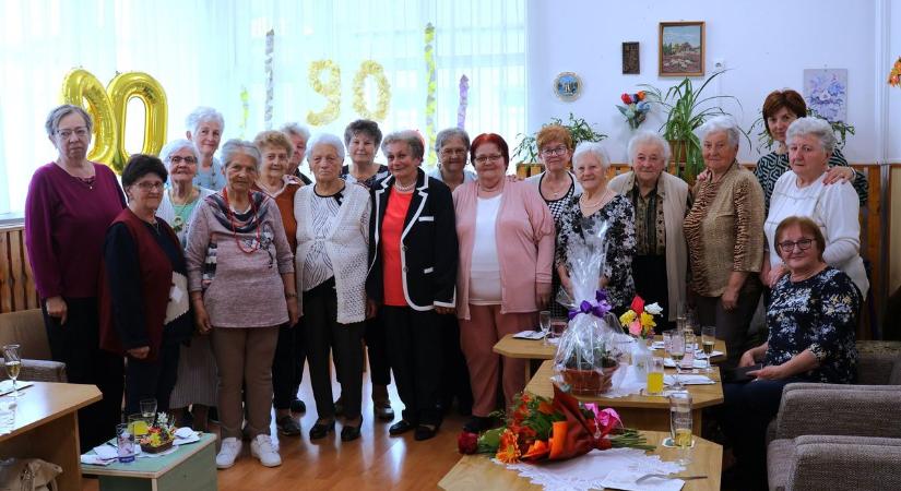 Erzsi néni 90 éves lett – könnyek és mosolyok az idősek klubjában