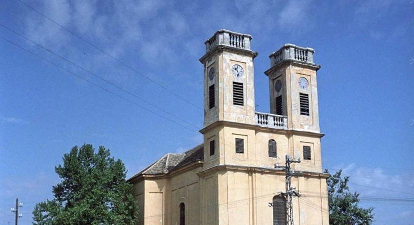 Szerelem, botrány és csonka tornyok – a kisbéri templom titka