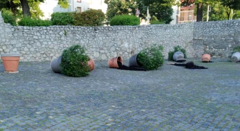 Ismét vandálok garázdálkodtak a Barbakánnál