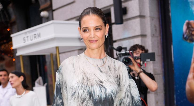 Katie Holmes évek óta nem vett részt nagyobb rendezvényeken, és akkor most megjelent, és 45 évesen letarolta a divatvilágot