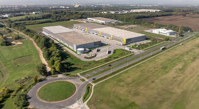 Új csarnokkal bővült az M3-as és M0-s találkozásánál fekvő ipari-logisztikai park