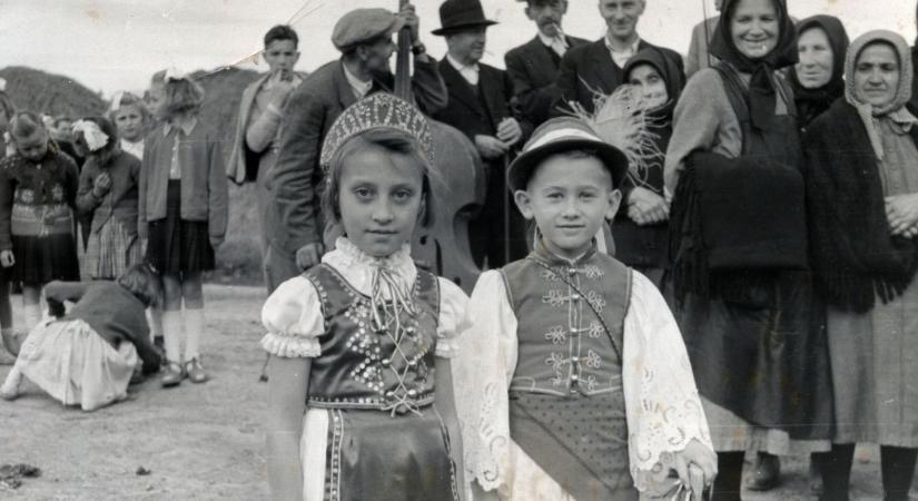 A Bodza és a Dió – Egyik táncol, másik zenél a bakonyi gyerekmulatságban