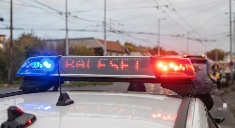 Árokba hajtott és felborult egy autó a 87-es főúton, Szombathelynél