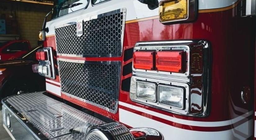 Felborult egy autó a 87-es főúton