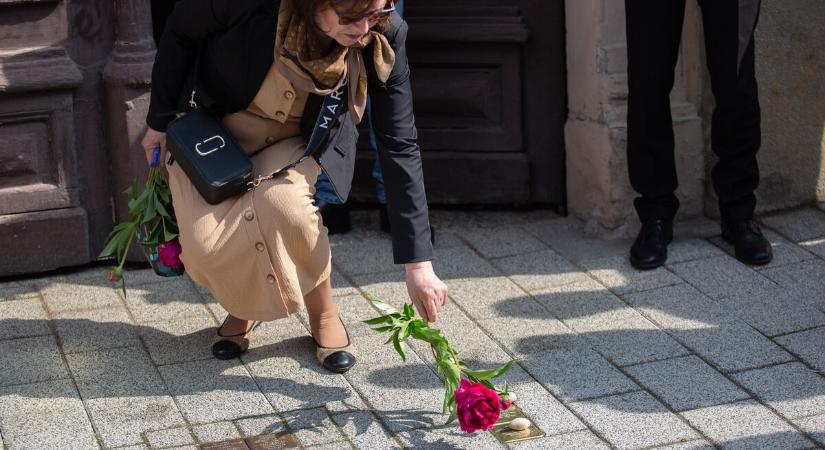 Botlatókövek – Járdába süllyesztett mementó emlékeztet a holokauszt áldozataira