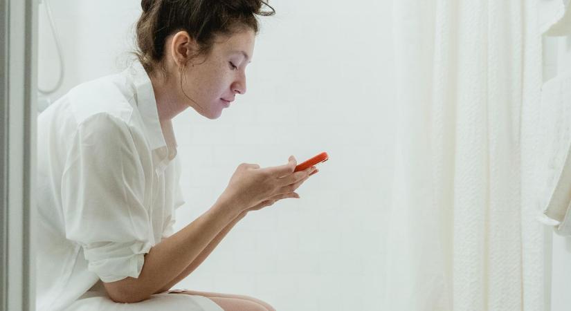 Ezért ne telefonozz a WC-n ülve a szakemberek szerint!