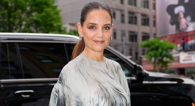 Suri Cruise annyira hasonlít édesanyjára, Katie Holmes-ra, hogy szinte nem is tudjuk eldönteni, melyiküket látjuk