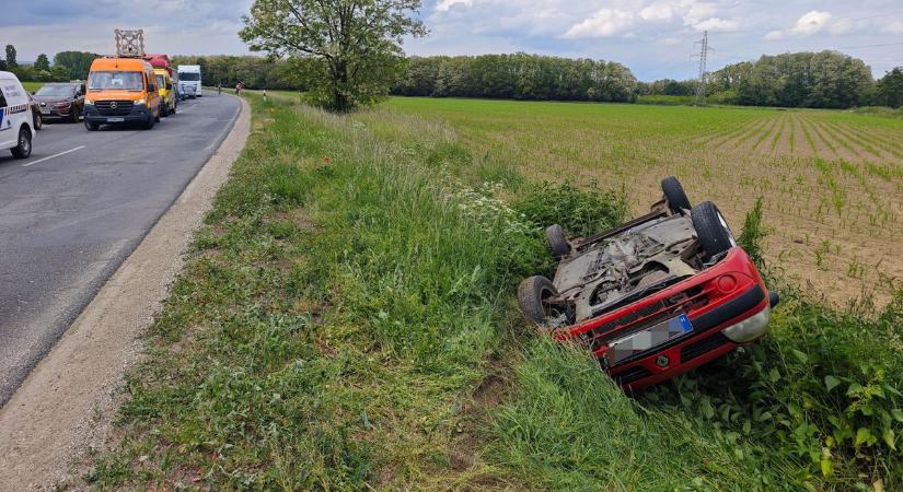 Felborult egy autó Szombathelynél, hárman megsérültek