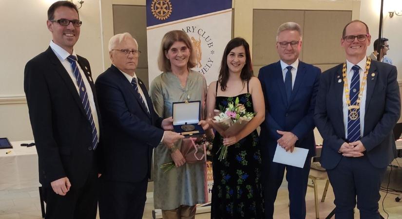 Hangok a szívből – Hotzi Panni zongoraművész a Rotary Club Szombathely idei kitüntetettje
