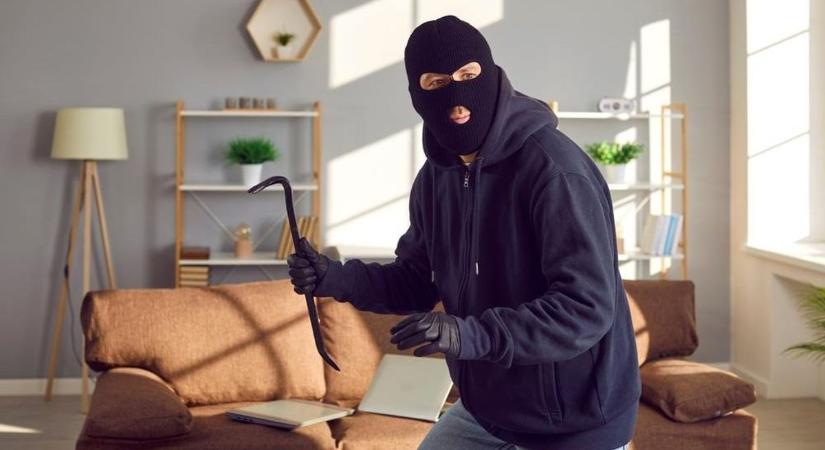 Golfütővel és rovarirtó spray-vel üldözte el a betörőket egy idős házaspár