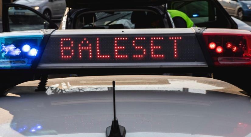 Mi történik ma az utakon? Kamion csúszott az árokba Berettyóújfalunál