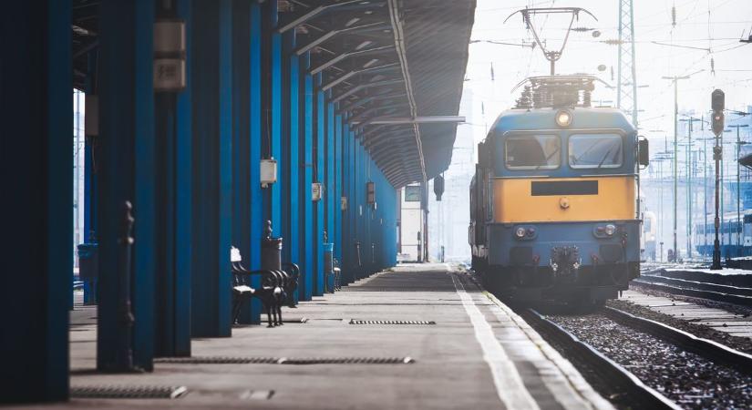 Tragédia Szajolban: mozdulatlanul áll a Tokaj IC, az utasok mindenütt rendőröket látnak a sínek körül