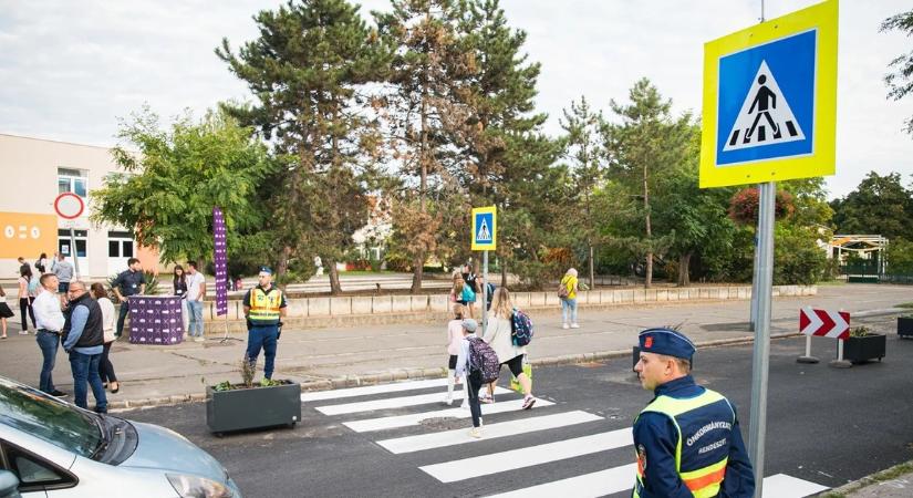 Reggel és délután tilos lenne az autóforgalom? Iskolautcákat vezetne be a BKK
