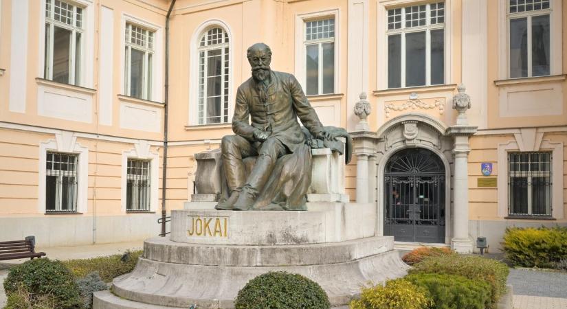 Jókai Mór szülővárosa is várja a látogatókat a legmagyarabb író születésének 200. évfordulóján