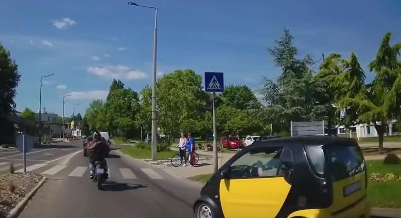 Ez hajszálon múlott – a KRESZ nem ismerete nem ad elsőbbséget! (videó)