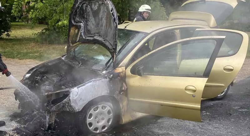 Kigyulladt egy autó Siófokon