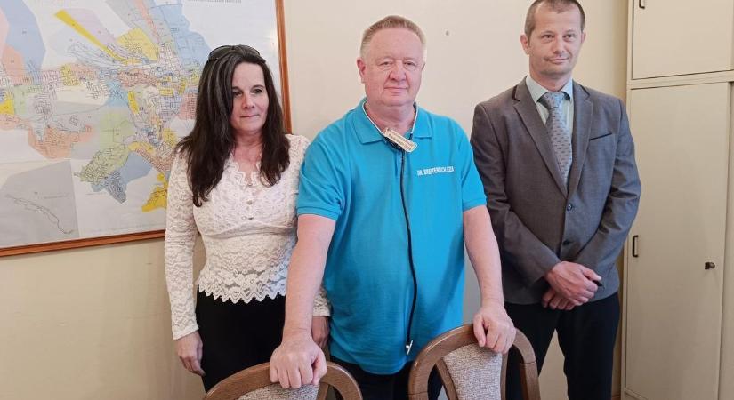 Veterán miskolci doki az év háziorvosa, az év legjobb asszisztensét is díjazták (fotókkal, videóval)