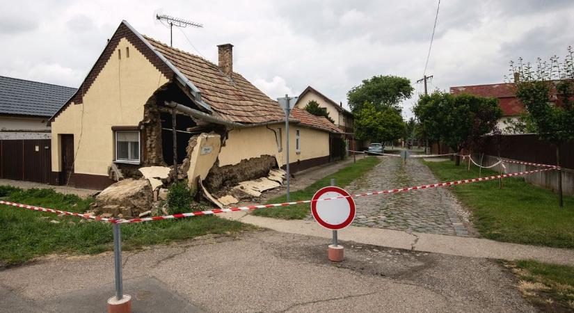 Kiszakadt faldarabok, rengeteg törmelék – felkavaró helyszíni fotókon, videón a böszörményi összedőlt ház