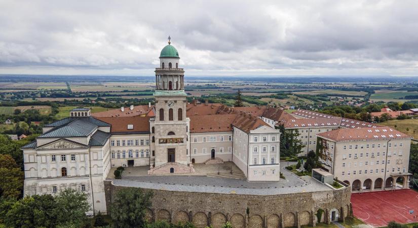 Kritikus kiterjedésű rovarfertőzéssel néz szembe a Pannonhalmi Főapátság könyvtára