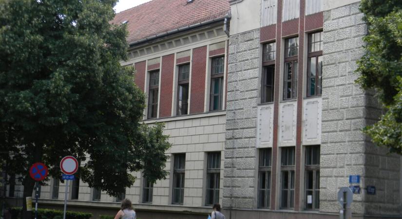 A blokád megszüntetését kéri a polgármester az Óbecsei Gimnáziumban történt incidens miatt