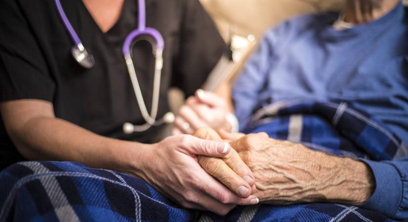 Egy hospice ápolónő szerint ez az a mozdulat, amely a vég közeledtét jelzi a halálos betegeknél