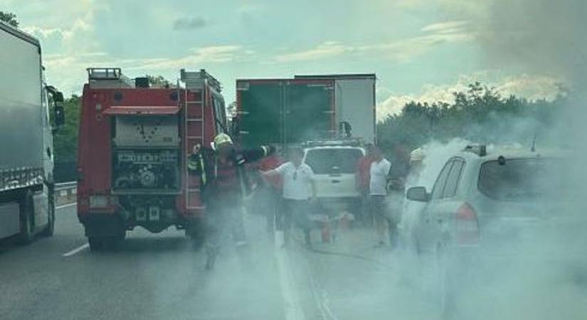 Kigyulladt autó oltásánál segédkezett a szombathelyi törzsőrmester - videó