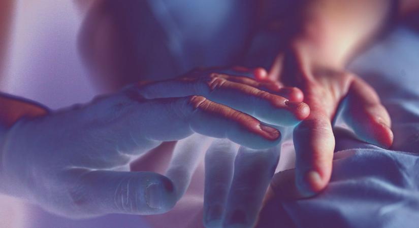 A hospice nővér elárulta: ez a gyakori mozdulat jelzi, hogy valaki közel van a halálhoz