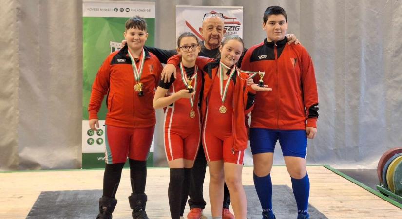Két tizedik hely Albániából és két súlyemelő arany Zalaegerszegről